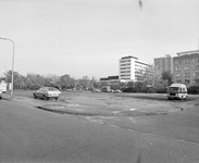 882206 Gezicht op een braakliggend terrein aan de Van Heuven Goedhartlaan te Utrecht, met op de achtergrond rechts het ...